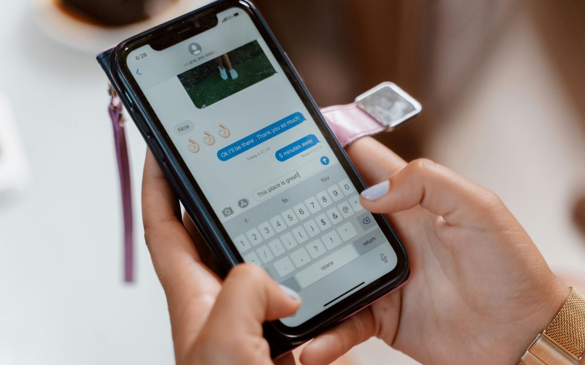 How Often Should You Text When Dating Someone New Without Seeming Clingy?